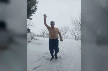 Kar sevinciyle üstsüz dışarı çıktı 
