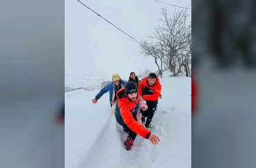 Kar, tipi, soğuk dinlemedi, AFAD 400 metre sırtında taşıdı 