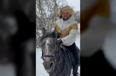 Kar üstünde dört nala at şovu 