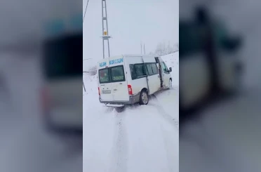 Kar yağışı nedeniyle yolda kalan öğrenci servisinin imdadına İl Özel İdaresi ekipleri yetişti 