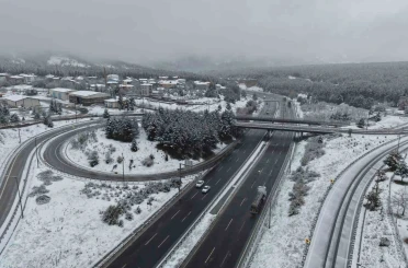 Kar yağışı sonrası beyaza bürünen alanlar dronla görüntülendi 