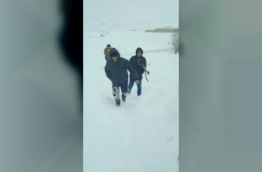 Kar yağışı yolları kapattı, kırsalda yaşayanlar temel ihtiyaçlarını karşılamak için kilometrelerce yol yürüdü 