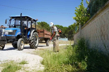 Karaali’de yol kenarları temizlendi 