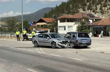 Karabük’te otomobiller çarpıştı: 2’si çocuk 6 yaralı
