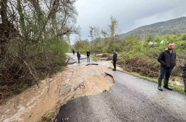 Karabük’te sağanak ve dolu su taşkınlarına neden oldu: Mahsur kalan 3 vatandaşı kurtardı 