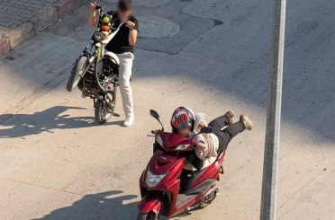 Karabük’te tehlikeli adrenalin: Gençlerin bazıları trafikte tehlikeli akrobasi yaptı, diğeri şelale sularında mahsur kaldı 