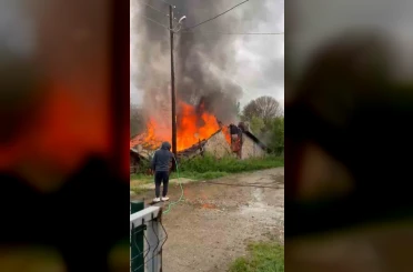 Karabük’te tek katlı ev çıkan yangında küle döndü 