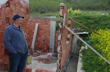 Karadeniz usulü ustalık: Duvarı yıkmadan yerini değiştirdiler 