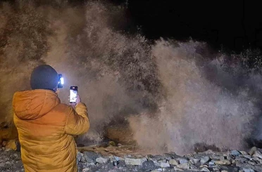 Karadeniz’de dalgaların boyu 8 metreyi aştı 