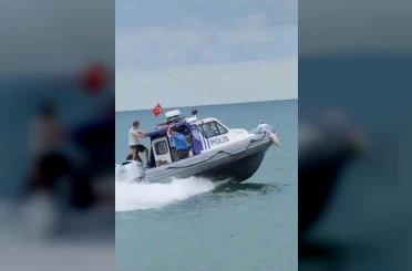 Karadeniz’in hırçın dalgaları arasında mahsur kalan yüzücüyü deniz polisi kurtardı 