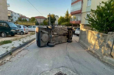Karaman'da kaldırıma çarpan otomobil yan yattı