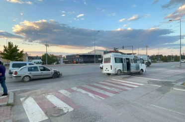 Karaman’da 2 kişinin yaralandığı kaza güvenlik kamerasına yansıdı
