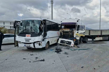 Karaman’da işçi servisi ile tır çarpıştı: 12 yaralı 
