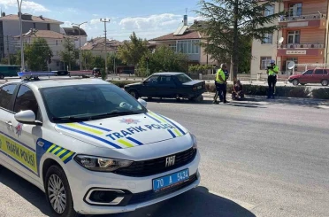 Karaman’da karşı şeride geçen otomobilin tekeri koptu 