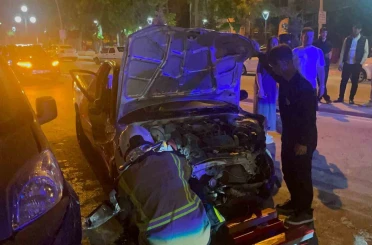 Karaman’da karşı şeride geçen pikap park halindeki 3 araca çarptı: 1 yaralı 