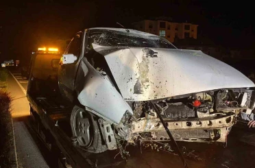Karaman’da otomobil aydınlatma direğini devirdi: 1 yaralı 