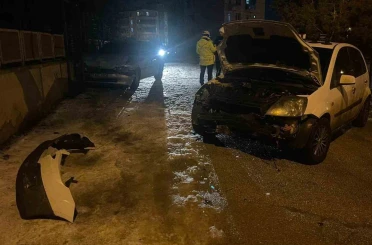 Karaman’da park halindeki 2 araca çarpan otomobilin sürücüsü kaza yerini terk etti 