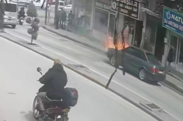 Karaman’da yanan otomobile esnaftan hortumlu müdahale 