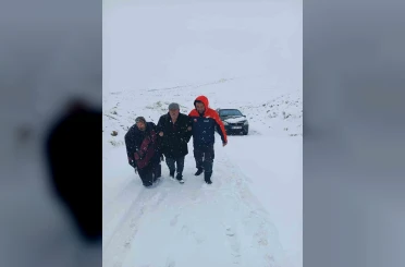 Karaman’da yolda kalan iki araçtaki 4 kişi kurtarıldı 