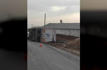 Karapınar’da pancar yüklü tır devrildi: 1 yaralı
