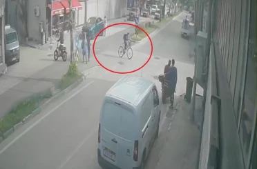 Kararsız bisikletli kazayı getirdi...Ne tarafa gideceğini şaşırınca motosikletliyle çarpıştı 