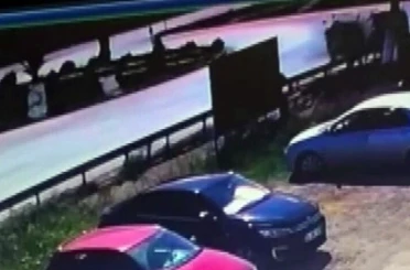 Karasu Belediyesi’ne ait araç ile otomobil kavşakta çarpıştı 