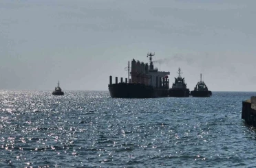 Karaya oturan gemi 4 gündür kurtarılmayı bekliyor 