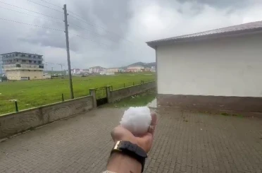 Karayazı’da ceviz büyüklüğündeki dolu şaşırttı 