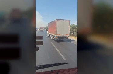 Karayolundaki otluk alanda çıkan yangın ormana sıçramadan söndürüldü 