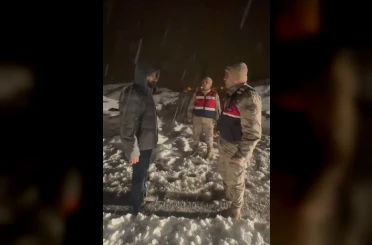 Karda mahsur kalan vatandaşı jandarma kurtardı 