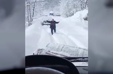 Kardan kapanan köy yolu açılınca oynadı 