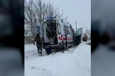 Kardan kapanan yolda hastaneye yetişemeden ambulansta doğum yaptı 