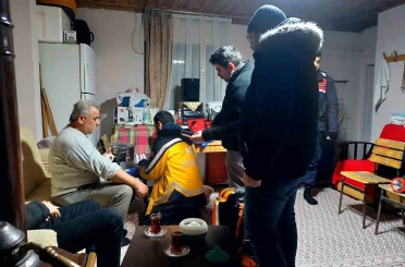 Kardan yolu kapanan köydeki yaralıya ulaşmak için zamanla yarıştılar 