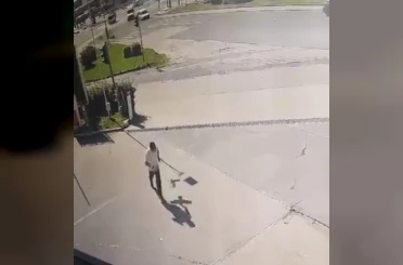Kargadan kaçarken taklalar attı, o anlar kamerada 