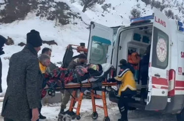 Karla kaplı mezrada hastaya ulaşmak için zamanla yarıştılar 
