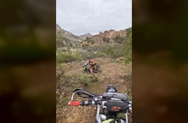 Karlı dağları cross motorlarla aşmaya çalıştılar: Zorlu yolculuk kamyonette son buldu 