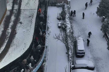 Karlı kaplı yollarda yürüyen vatandaşların karla imtihahı 