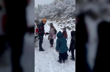 Karlı yolda mahsur kalan öğrencilerin yardımına AFAD ekibi yetişti 