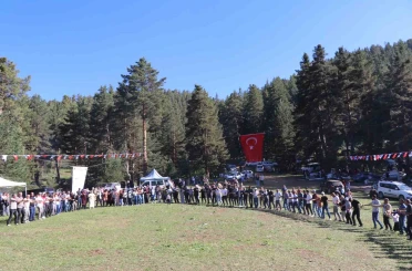 Karnavas Dut Pekmezi Festivali’nde çocuklar parmakla pekmez yemek için yarıştı 