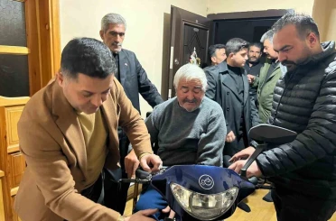 Kars MHP’den engelli vatandaşa akülü araç desteği 