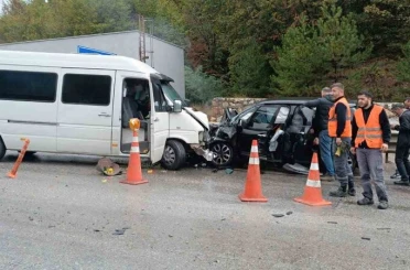 Karşı şeride geçen minibüsle otomobil kafa kafaya çarpıştı: 1 yaralı 