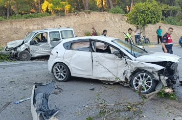 Karşı şeride geçen otomobil ortalığı savaş alanına çevirdi: 4 yaralı 
