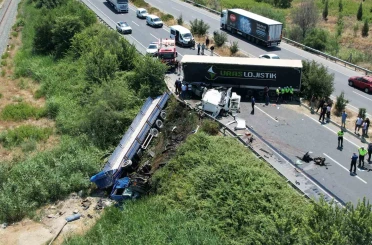 Karşı şeride geçen tır, bir başka tırla kafa kafaya çarpıştı: 1 ölü, 1 yaralı 