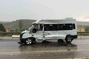 Karşı şeride geçti, 10 kişinin bulunduğu minibüsle çarpıştı: 11 yaralı 