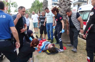 Karşıya geçmeye çalışan gence otomobil çarptı, kız arkadaşı ve annesi sinir krizi geçirdi 