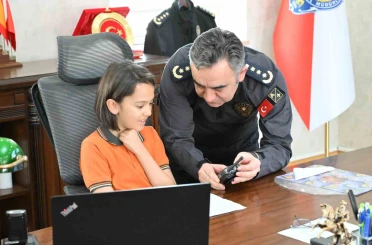 Kars’ta 23 Nisan coşkusu: İlkokul öğrencisi emniyet müdürü koltuğuna oturdu 