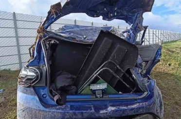 Kars’ta 3 kardeşin bulunduğu otomobil şarampole yuvarlandı: 1 ölü, 2 yaralı 