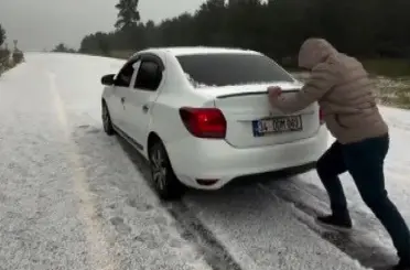 Kars’ta Ağustos ayında kış sürprizi! Sarıkamış beyaza büründü, araçlar yollarda mahsur kaldı
