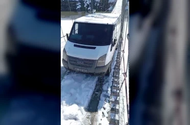 Kars’ta asma köprüde minibüs mahsur kaldı 