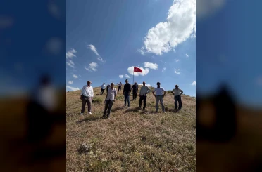 Kars’ta bayrak gururu: Türk bayrağı köyün zirvesinde dalgalanıyor 